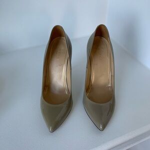 Gucci Women's Khaki and Tan Courts
Size US 37